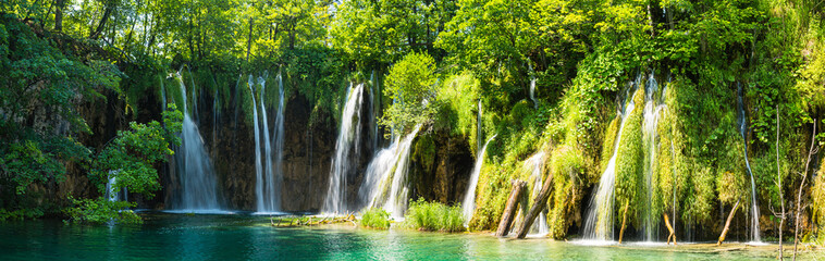 クロアチア　プリトヴィツェ湖群国立公園の原生林と流れ落ちる滝
