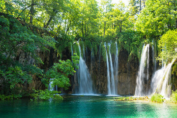 クロアチア　プリトヴィツェ湖群国立公園の緑に囲まれた滝