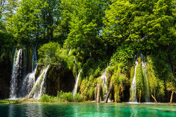 クロアチア　プリトヴィツェ湖群国立公園の緑に囲まれた滝