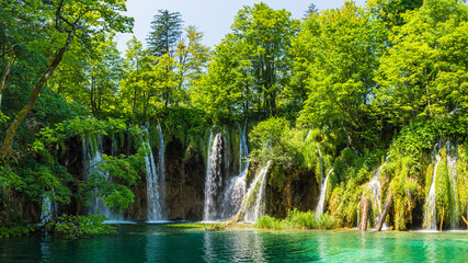 Fototapeta na wymiar クロアチア　プリトヴィツェ湖群国立公園の原生林と流れ落ちる滝