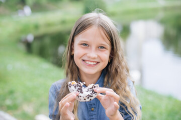 девочка кушает пончик