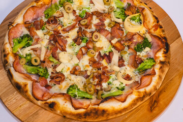 Pizza no forno a lenha