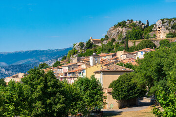 Fototapeta na wymiar Vue sur le village d'Aiguine en Provence