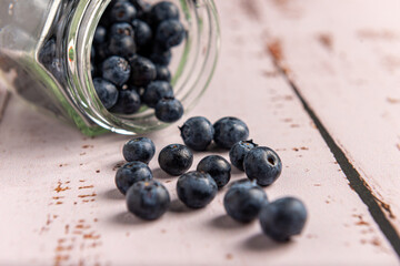 Superalimento orgánico antioxidante de arándanos, en un recipiente sobre una mesa de madera 
