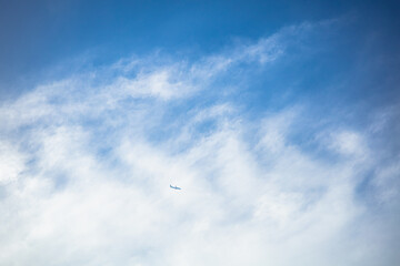 구름 아래 비행기, 언제쯤 해외 여행을 갈 수 있을까?