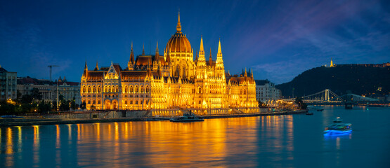 Naklejka na ściany i meble Parliament in Budapest at night