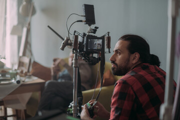 The focusing device turns focus on the set. The fokuspuler checks the sharpness of the frame of the playback