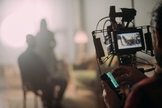 The focusing device turns focus on the set. The fokuspuler checks the sharpness of the frame of the playback