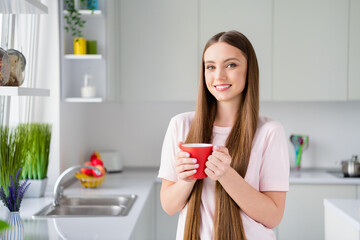 Photo portrait young woman drinking coffee in the kitchen at home