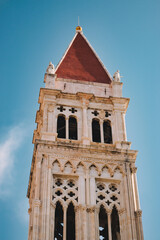 Obraz premium cathedral of St. Lawrence in Trogir Croatia with flag