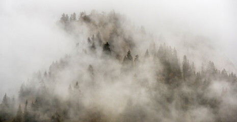 La brume accrochée à la montagne à La Clusaz, Haute-Savoie, France