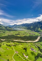 Ein Blick auf den Sarnersee in Obwalden, Schweiz (Luftaufnahme im August 2021)