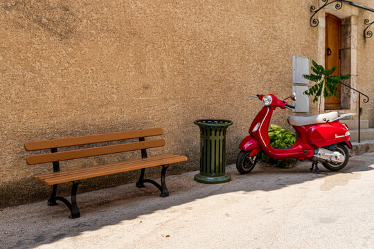 sc&egrave;ne urbaine d'un banc et scooter