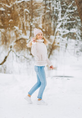 Fototapeta na wymiar Beautiful young woman in winter time outdoor. .Winter concept