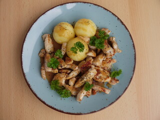 Geschnetzeltes mit Kartoffelklößen und Sauce