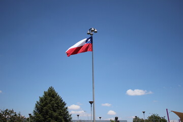 bandera chilena ondeada en lo mas alto - obrazy, fototapety, plakaty
