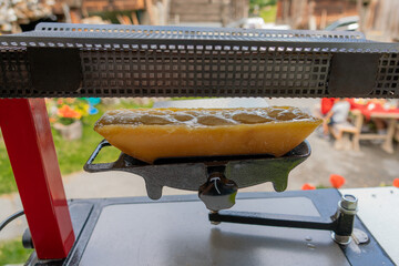 Ein schmackhaftes Schweizer Raclette auf dem Ofen schmelzen lassen