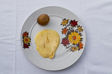 Ein fein geschmolzenes Raclette wie man es in der Schweiz kennt und richtig serviert mit einem kleine Kartoffel