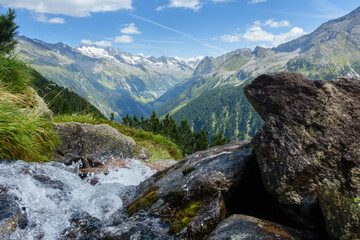 Quellwasser frisch aus den Bergen der tiroler Alpen