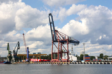 wielkie dźwigi portowe przygotowane do rozładunku statków dalekomorskich.  © FotoDax