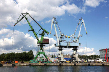 wielkie dźwigi portowe przygotowane do rozładunku statków dalekomorskich.  © FotoDax