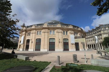Fototapeta na wymiar La bourse de commerce, ancienne halle aux blés, et désormais lieu d'exposition de la collection d'art Pinault vue de l'extérieur, ville de Paris, France
