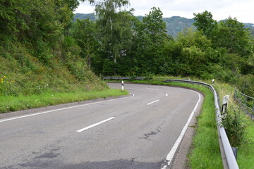 kurvige Straße zwischen Hunsrück und Moseltal