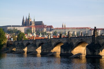 Fototapeta na wymiar Morning view of Charles' Bridge (Karlův most) and Prague Castle (Pražský hrad)