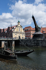 Lüneburg, alter Hafen mit Lastkähnen und Kran 