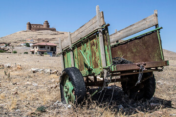 old agricultural trailer green with the castle of Calahorra in the background