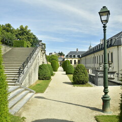 Obraz premium L'un des réverbères en fonte près des escaliers accédant aux jardins en terrasses à l'abbaye de la Cambre à Bruxelles