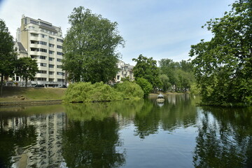 Fototapeta na wymiar Les étangs d'Ixelles entouré de verdure et d'immeubles à appartements et maisons de maître dans l'un des quartiers résidentiels de Bruxelles
