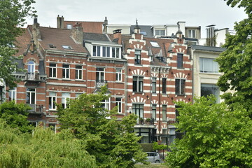 l'architecture éclectique typique du début du 20ème siècle des maisons de maître le long des Etangs d'Ixelles à Bruxelles