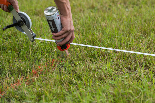 Bauarbeiter markiert Vermessung - Baugrundst&uuml;ck