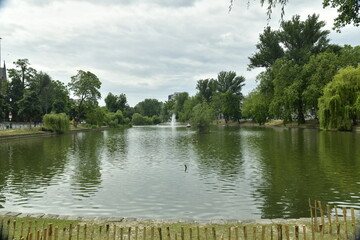 L'étang principal avec sa fontaine au parc Hanssens à Vilvoorde 