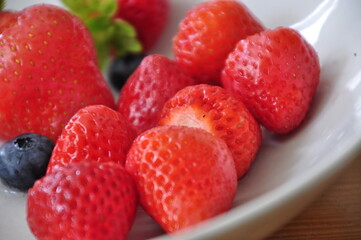 strawberry, fruit, food, berry, sweet, strawberries, ripe, fresh, healthy, dessert, juicy, raspberry, diet, red, delicious, berries, organic, closeup, raspberries, freshness, tasty, vitamin, summer, l