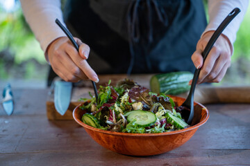 Mujer cocinando al aire libre, comida vegetariana 
