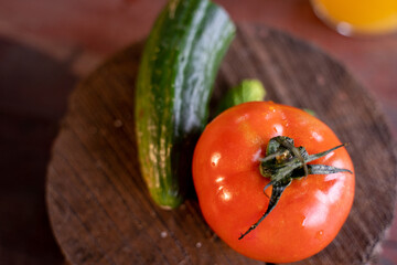 Mujer cocinando al aire libre, comida vegetariana 