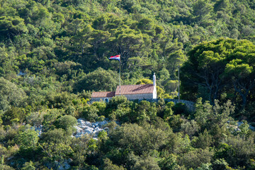 Kirche auf einem Berg mit Wald