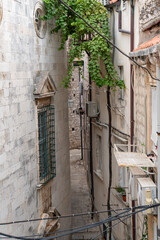 Schmale Gasse in einem kroatischen Dorf