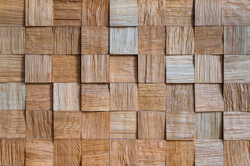 Gestaltung einer Wand mit hölzernen Quadraten als kreative Gestaltungsidee