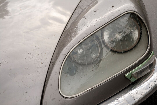 Headlight of a Citroen DS on a rainy day