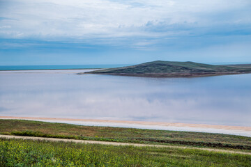 Obraz premium Lake Koyashskoye. A pink-orange lake in the foreground