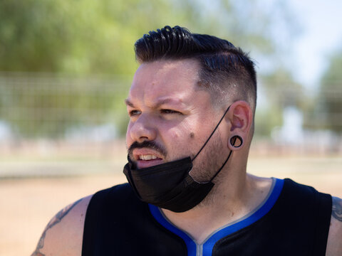 Hombre feo con mascarilla bajada