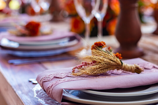 Mesa reservada para convidados, decorada para evento ou festa de casamento. Mesa posta para festa de casamento.