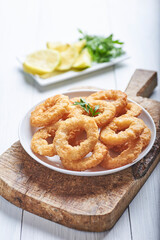 
calamares a la romana, fritos en un ambiente rústico