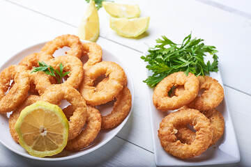 
calamares a la romana, fritos en un ambiente rústico