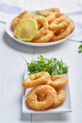 
calamares a la romana, fritos en un ambiente rústico