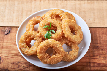 
calamares a la romana, fritos en un ambiente rústico