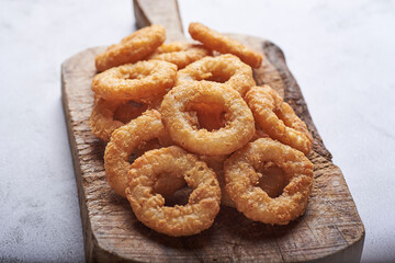 
calamares a la romana, fritos en un ambiente rústico